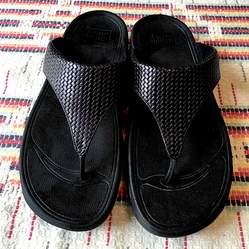 Fitflop Thongs in jazzy black woven leather